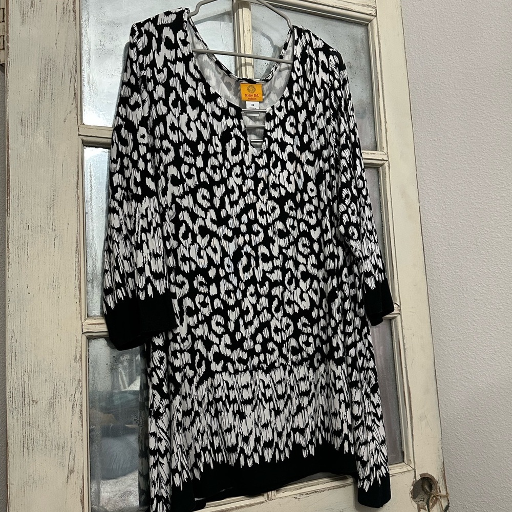 Ruby Rd. Monochrome Patterned Top